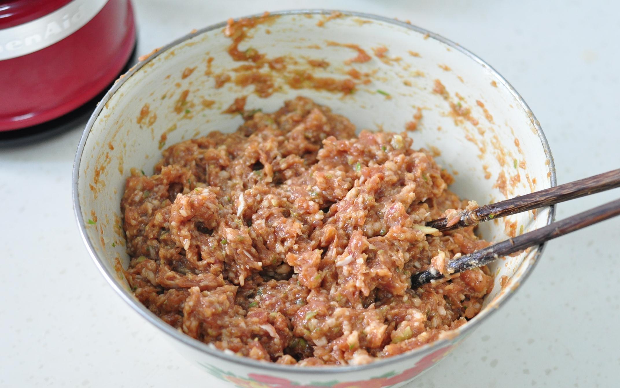 皮软馅嫩的小笼包，一口一个超满足，蒸一锅也不够吃