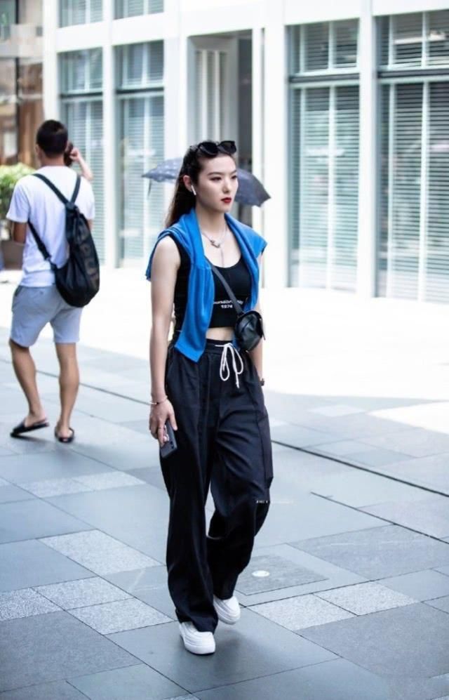 休闲时髦的搭配很显街头风，可以让你轻松打造靓丽的造型感