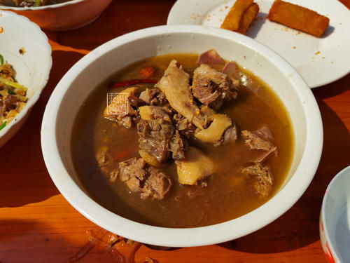 賓客們|參加農(nóng)村二舅60歲壽宴，隨了500元祝壽，18道菜剩大半：不敢恭維