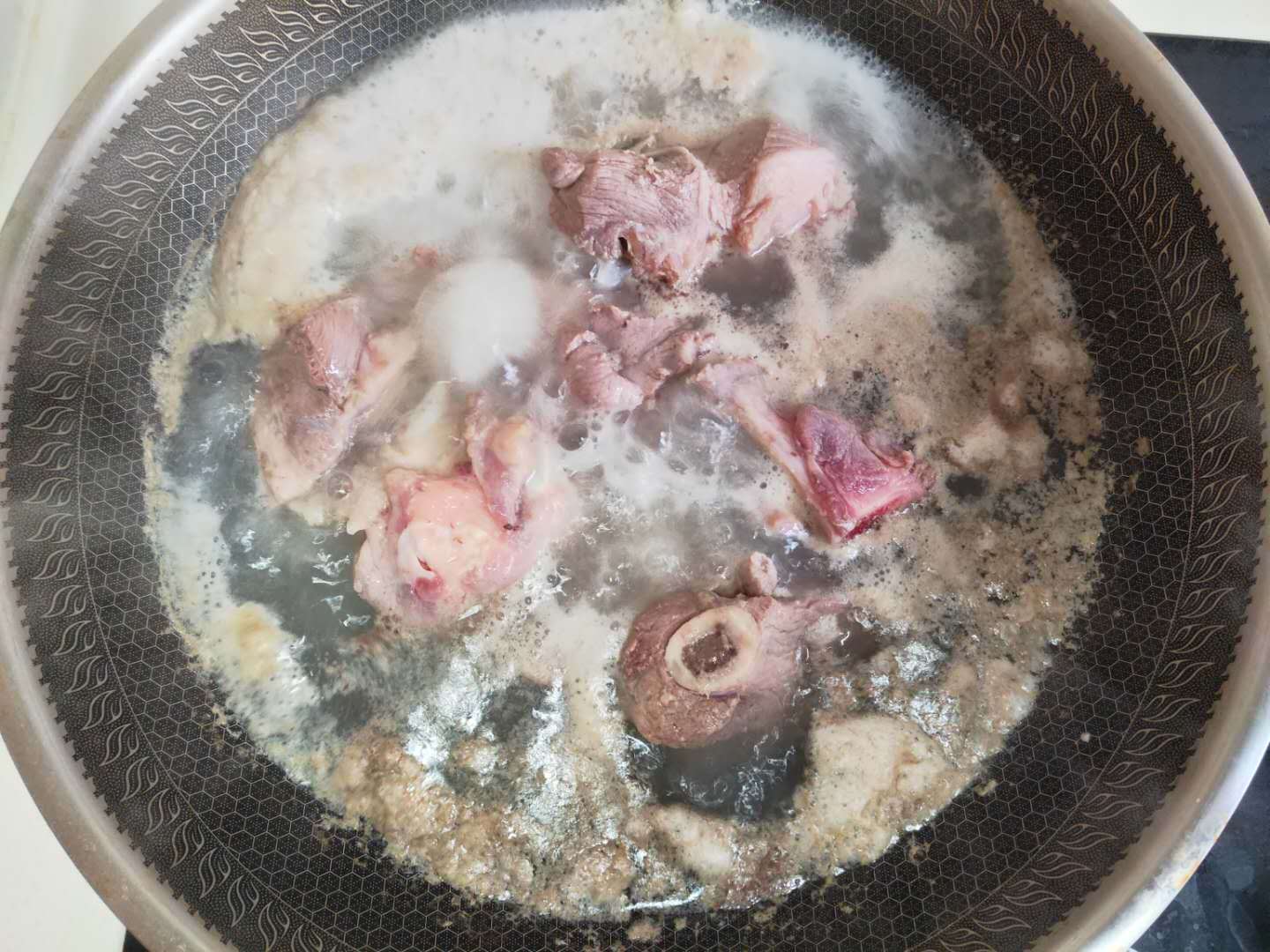 无论炖什么骨头汤，最忌直接加水，多加这1步，汤汁更香更浓白！