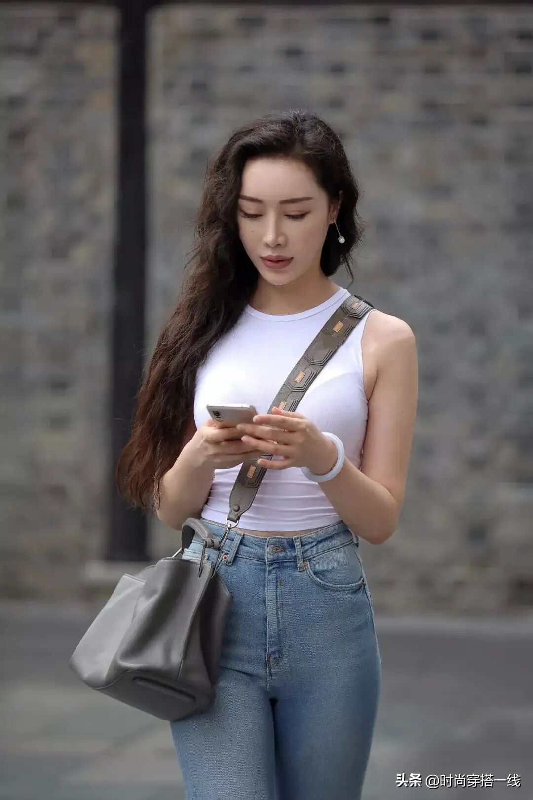 连衣裙 今秋“平底鞋”更吃香,不增高也不修饰腿型,单凭这样搭照样很美