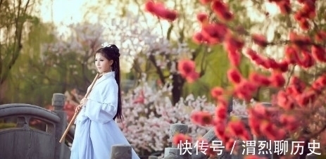 碧山@李白年轻时的一首诗,意境深远耐人寻味,最后7个字堪称神来之笔