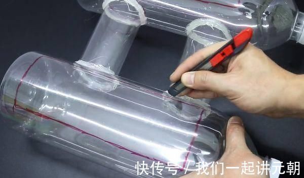 两个大塑料瓶连接起来,放在家里实用又好看,超市买一个要几十元