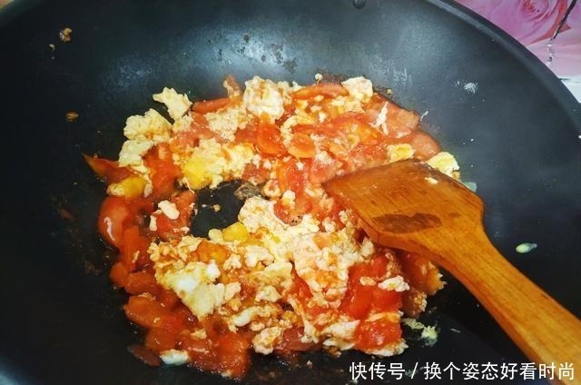 调料|西红柿炒鸡蛋想要好吃，多加1勺调料，酸甜翻倍，2个孩子吃不够