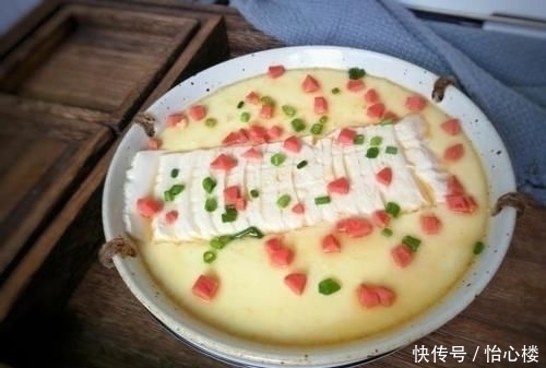 豆腐里打入两个鸡蛋，简单蒸一蒸，鲜嫩爽滑，营养健康特解馋