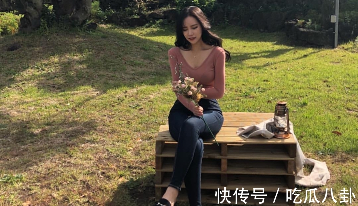 牛仔裤|V领打底衫:有情调的女人,她看待人和事物会更加的平和