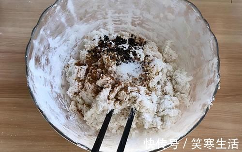 鼓囊囊|喜欢吃糯米的来收藏，试试做个芝麻薄脆，2分钟出一锅，脆香解馋