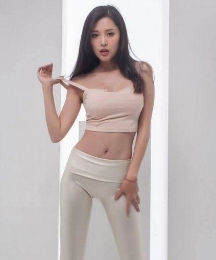 小姐姐|美女街拍小姐姐紧身背心搭配紧身裤，清新优雅又显美丽高贵
