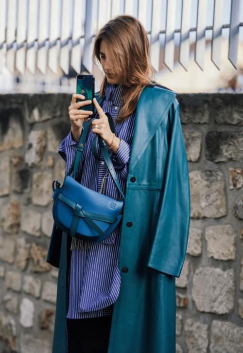 春天，风衣就买这3个“显白色”，高级不说还减龄，照着穿就好