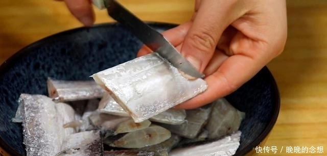 今日推荐:带鱼百吃不厌做法,加1个鸡蛋,好吃无腥味