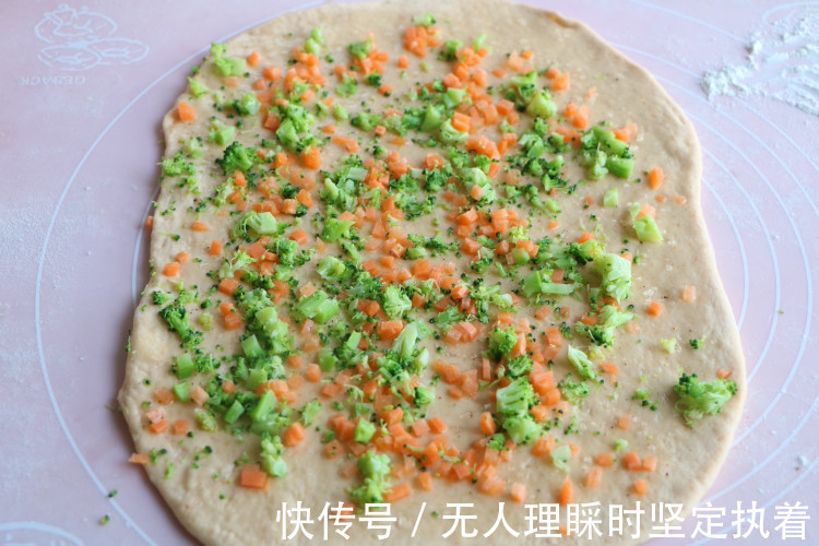 酥脆|冬天给女儿做了这早餐,松软酥脆,上桌就吃3个,隔三差五做一锅