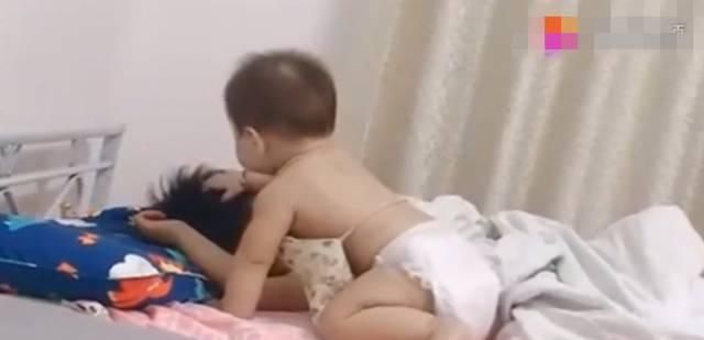 老大|哥哥正睡觉妹妹来捣乱,接下来这一幕,网友直呼哥哥太暖心