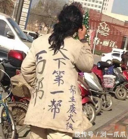 |搞笑GIF:虽然我现在落魄了,但是我也在秋名山跑过夜道