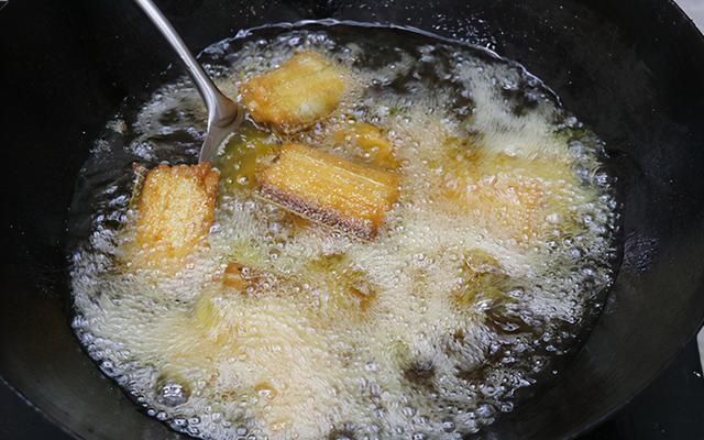  正确|炸带鱼到底要不要拍粉，大厨教你正确做法，酥香金黄，一点也不烂