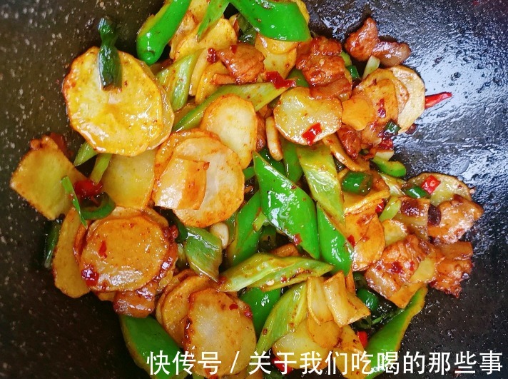 干锅|干锅土豆片,想做出“饭店味”,酱料很关键,厨师长教你秘制做法