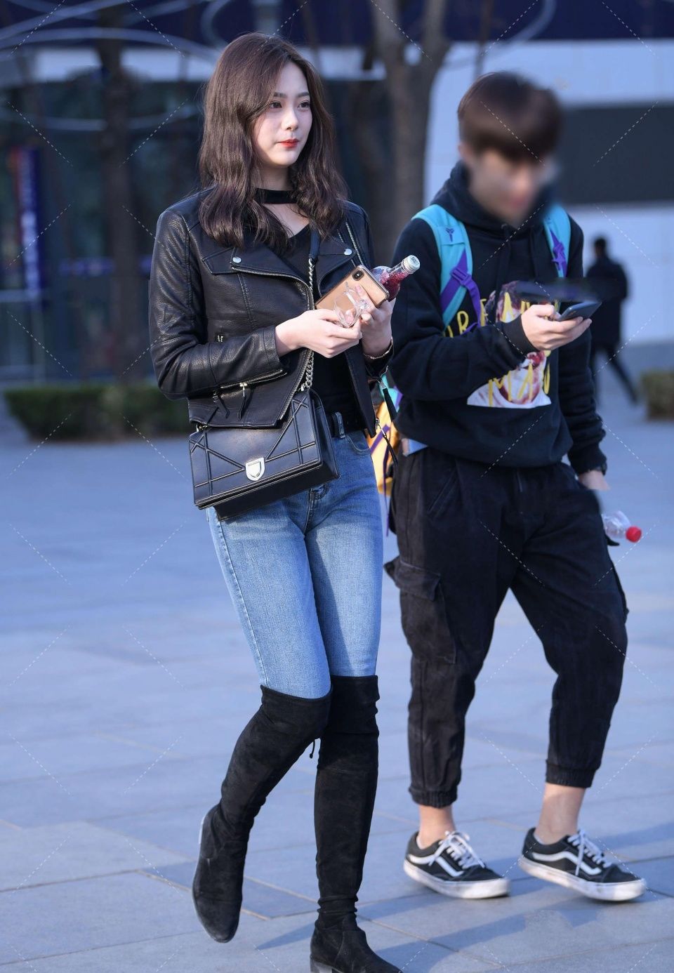 一个白净丰满的气质美女，在展现优雅身材时，依然不忘记保持微笑