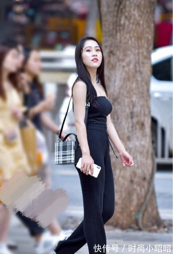 连体裤 姑娘,皮肤这么白,就不要穿黑色了,何况还是条个性十足的连体裤