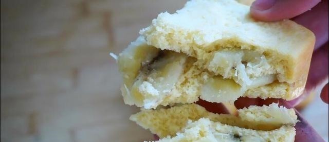 香蕉不要直接吃，加1碗玉米面，粗粮细做，比买的面包好吃