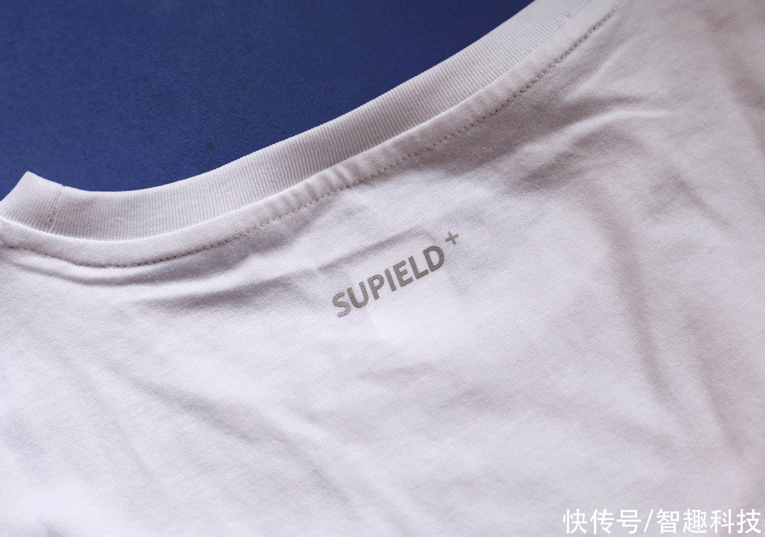 衣服|倒咖啡倒酱油测试白T恤，真的不会脏