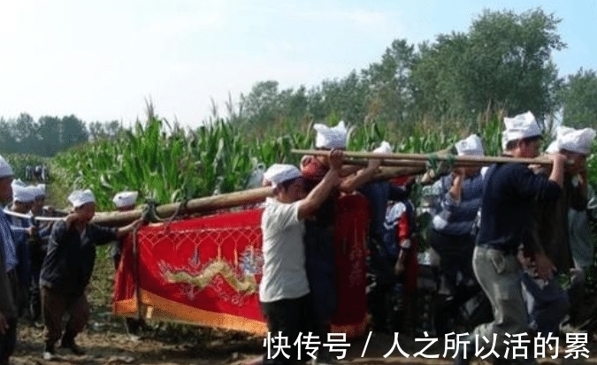 先辈！俗语：雨打棺十年酸，雨洒坟出贵人，出殡下葬遇下雨究竟好不好？