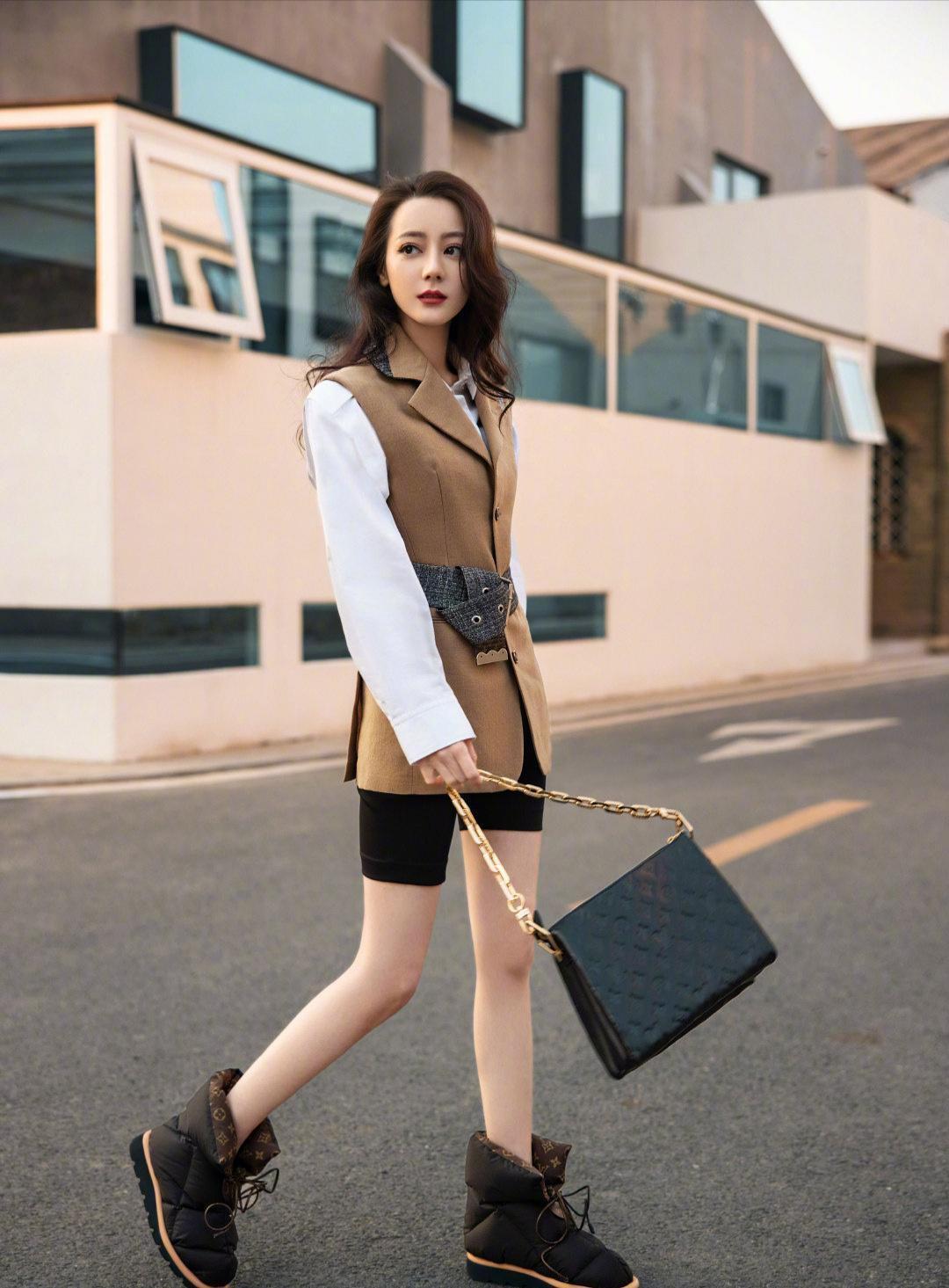 洋气|迪丽热巴扎麻花辫真洋气,绿色开衫配阔腿牛仔裤,女神范儿十足