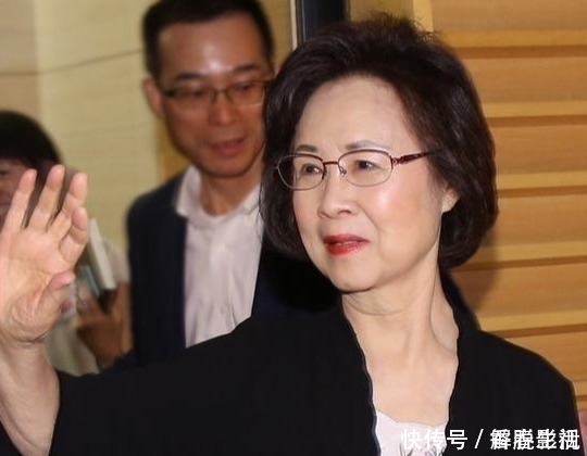 穿搭|琼瑶阿姨老的优雅,刺绣外套配短发端庄典雅,衣品如人品一样大气