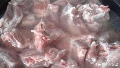 排骨焯水时,多加一勺“它”,血水脏东西自动跑出来,很实用