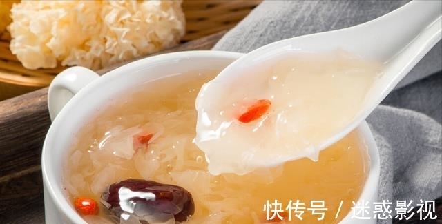 天冷多喝银耳汤,炖银耳汤要想黏稠出胶多,就得记住2个窍门