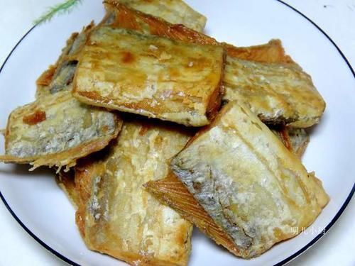 明儿|煎带鱼时,千万别调面糊,大厨:很多人不知道,难怪煎鱼破皮粘锅