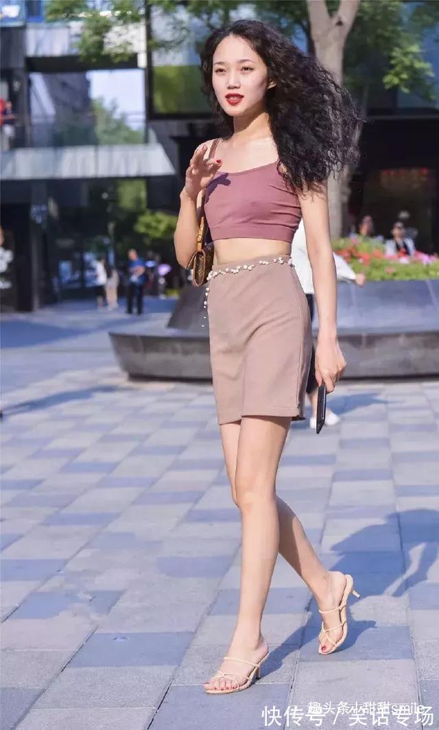 高跟鞋 美女脚上一双个性的简约高跟鞋，满满都是时尚的气息，超级显气质