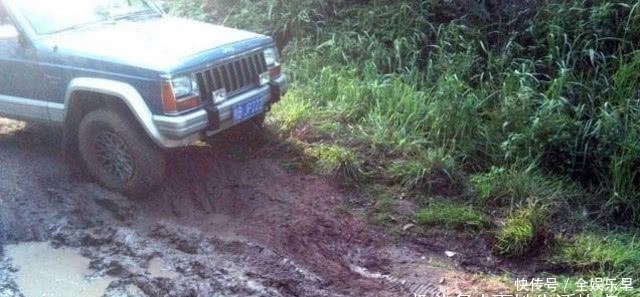 农村|开车去农村钓鱼,这样的路没难住我,但看到收获后她气哭了