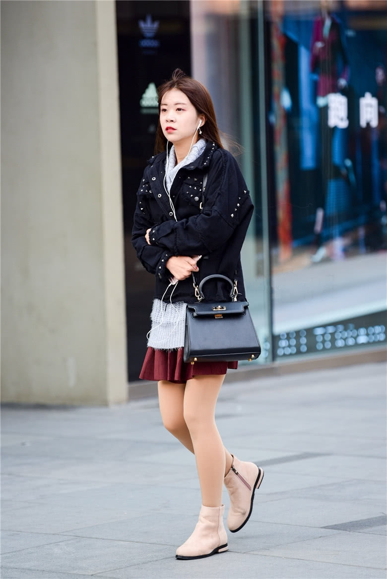 小姐姐 街拍美女:寒风中的短靴小姐姐,别有一分韵味