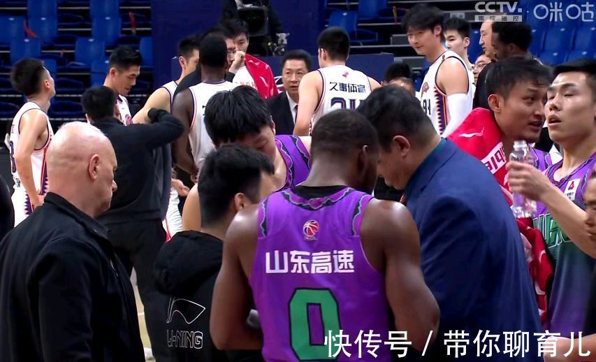 崩盘|开局33-0!山东首节崩盘太意外 王哲林13+6超强硬 李春江棋高一招
