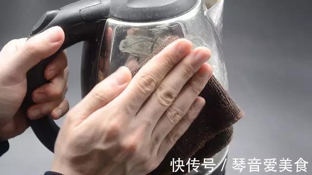 用完的牙膏管别扔掉,放在厨房一年能省不少钱,邻居见了纷纷学