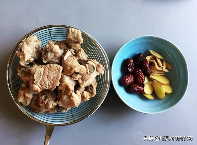 条腿|排骨的最佳CP是“它”，不红烧不卤煮，这样做鲜美可口，吃不腻
