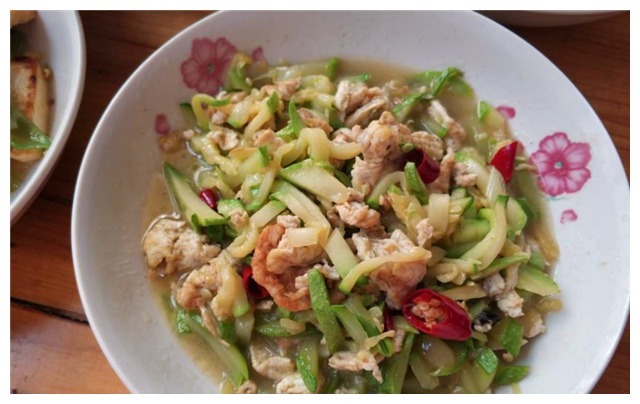 婆婆带姐妹来家做客，我专门下厨做了一桌菜，饭后都夸婆婆好福气