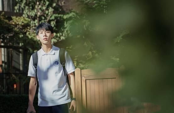 周奇被cue唱歌，连喝水都在手抖，网友：像极了被迫营业