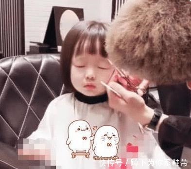 小萝莉不想剪头发,一个眼神把理发师逗笑了,还能不能好好理发了!