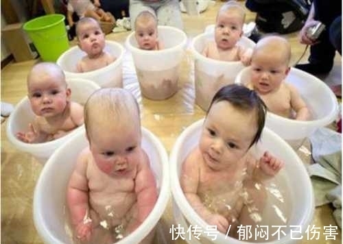 国家大事|搞笑宝宝系列:都不要打扰宝宝,宝宝也要关心国家大事,太逗了