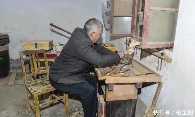 老人|老人用9米木头雕刻清明上河图,网友出价32万不卖!理由很任性!