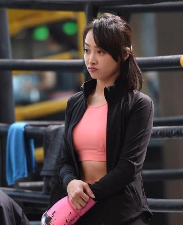 宋茜出席活动生图火了穿深v吊带裙秀身材一双筷子腿实力抢镜