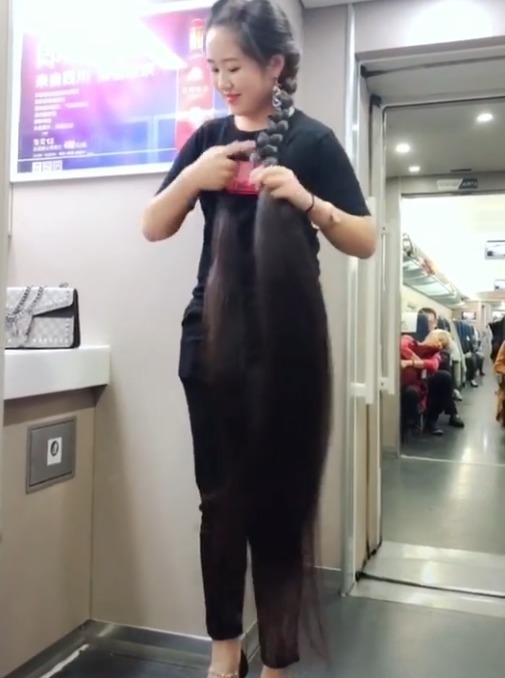 鞋柜|女孩高1.7米,但每次出门必穿高跟鞋,看到头发后大家明白原因