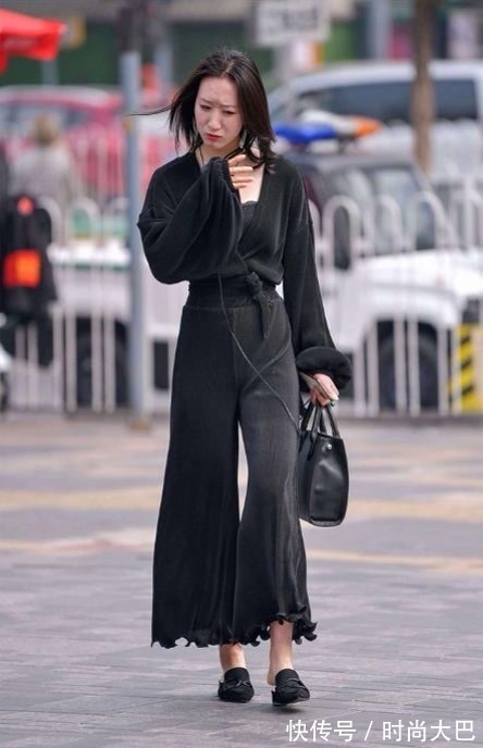 牛仔裤 穿着卡其色,时尚而老成,充满高级感