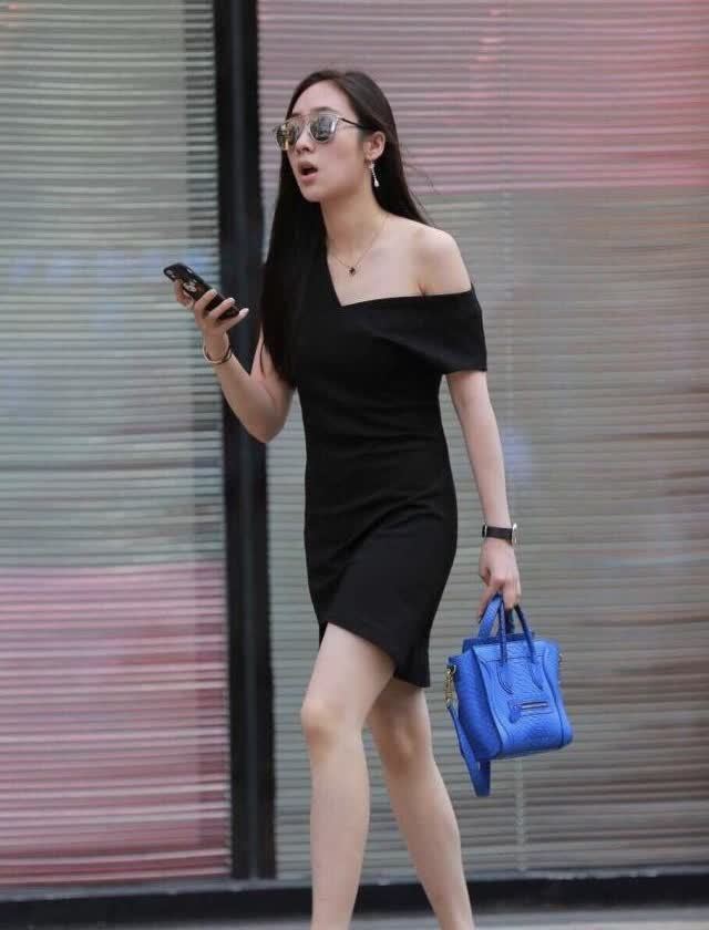 街拍:如花似玉的小美女,一条白色的连衣裙,尽显不俗的雅气