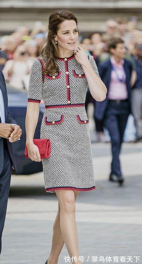 夏洛特公主 凯特王妃穿“千鸟格”大衣搭长靴, 时髦又大气! 凌乱发型十分显老!