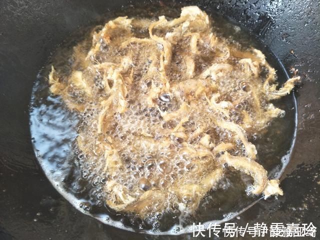 面粉|干炸小黄鱼，怎样才能又酥又香？不加面粉炸鱼，又酥又好吃