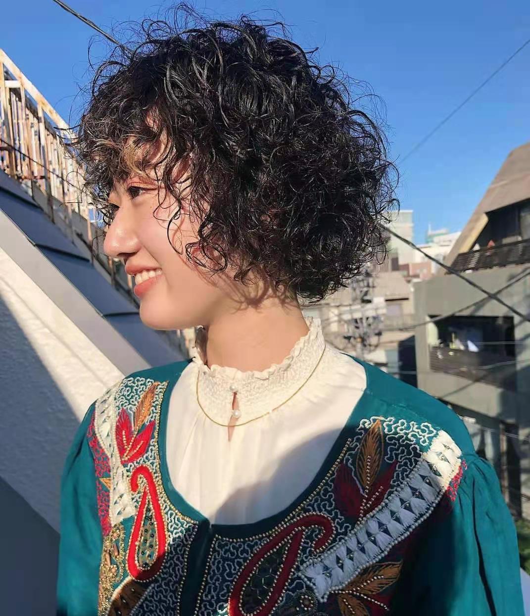 头发|羊毛卷已经不香了,“妈妈卷”悄然兴起,时髦的女生已经领先一步