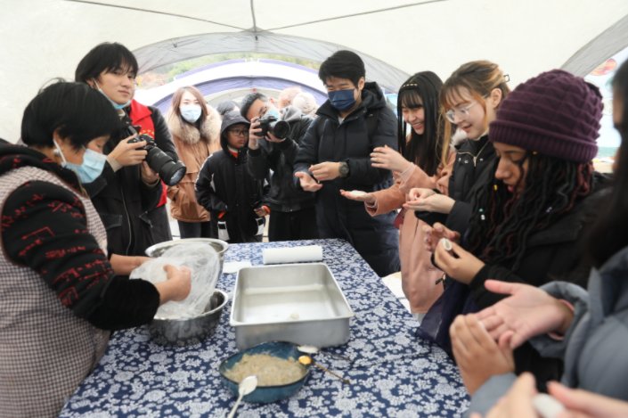 宁波诺丁汉大学|画糖画、剪窗花、包饺子...... 中国传统年俗“醉倒”外国友人