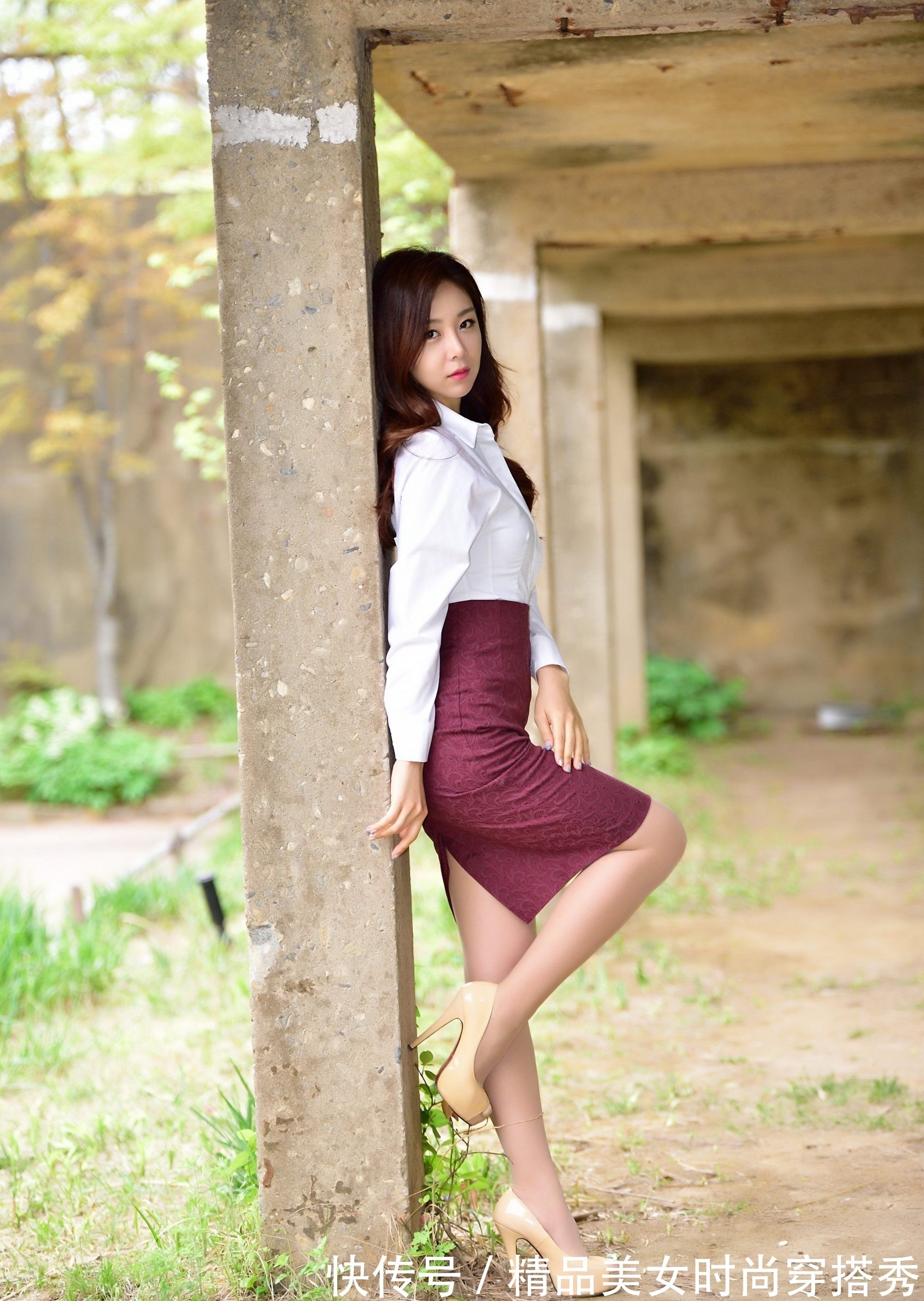 枣红色 白色衬衫搭配高腰的枣红色半身裙,时尚吸睛,走起路来优雅从容