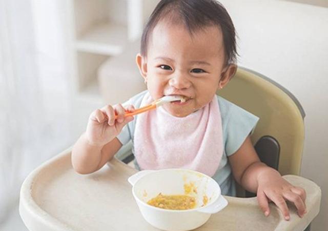 咀嚼|4-18个月宝宝“自主进食训练时间轴”,帮你收获一个吃饭省心的娃